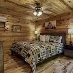 Family Size, All Wood Cabin, Pool Table, Hot Tub