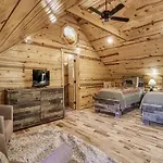 Family Size, All Wood Cabin, Pool Table, Hot Tub