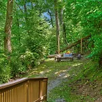 Secluded Nature Views, Hot Tub, Wifi, King Bed, Fireplace