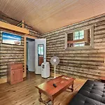 Secluded Nature Views, Hot Tub, Wifi, King Bed, Fireplace