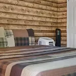 Secluded Nature Views, Hot Tub, Wifi, King Bed, Fireplace