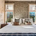 Charming Hideaway With Private Pool Hot Tub & Views