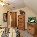 Mountain Charm- Three-Bedroom Cabin