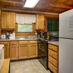 Little Bear Hideaway, 1 Bedroom, Hot Tub, Wifi, Sleeps 4