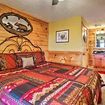 Breathtaking View Cabin With Game Room And Hot Tub!