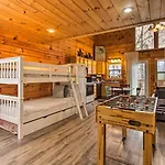 Studio Cabin With Loft And Hot Tub Less Than 5 Mi To Downtown!