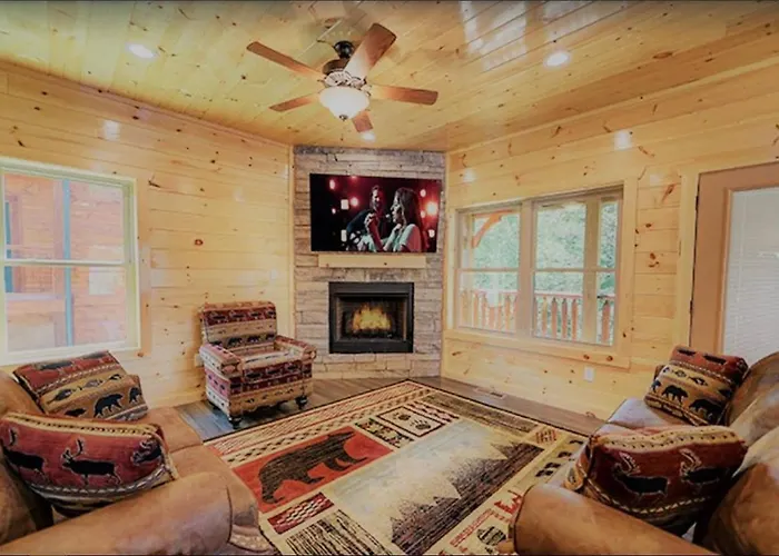 Luxury 5/5.5 Cabin: Theater + Game Room!