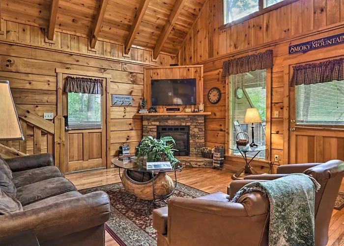 Gatlinburg Mountainside Escape With Deck And Hot Tub!
