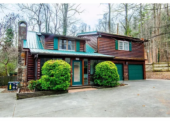 City Hideaway - Hot Tub, Fireplace, Grill
