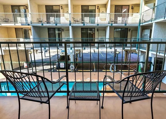 Lovely Condo W/ Indoor Pool *Only Steps To Parkway
