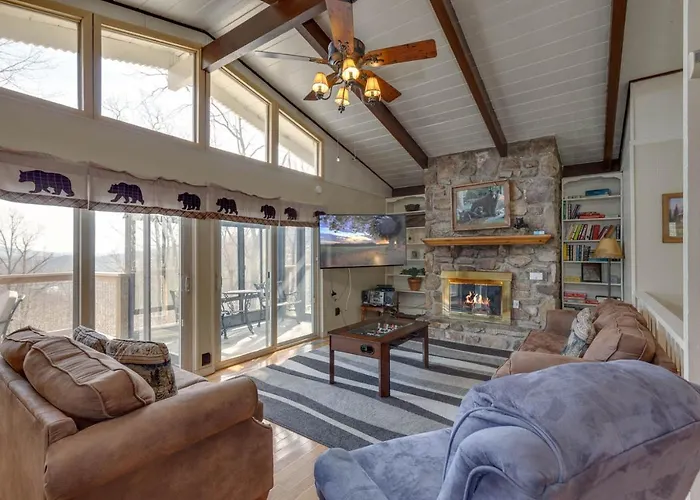Bear View Chalet, 3 Bedroom, Pool, Pets, Arcades, Wifi, Hot Tub, Sleeps 12