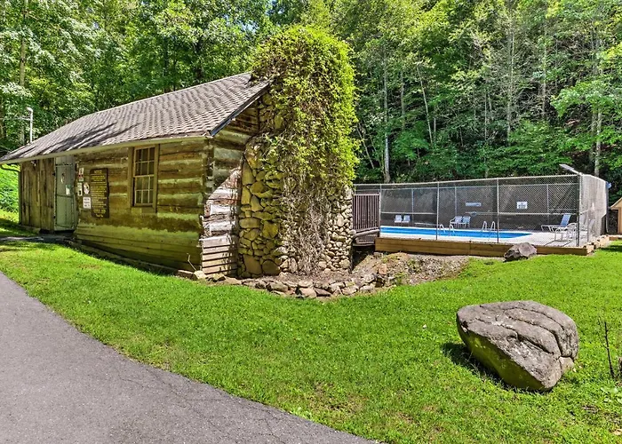 Quiet And Secluded Gatlinburg Cabin With Hot Tub!