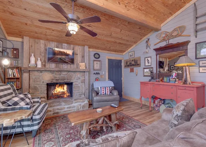 Swiss Bear Haus, 4 Bedrooms, Hot Tub, Pool Access, Sleeps 12