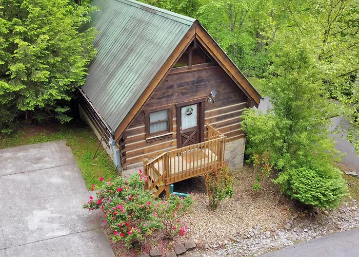 Cozy Cabin! Hot Tub, King Bed, Fireplace, & Pool
