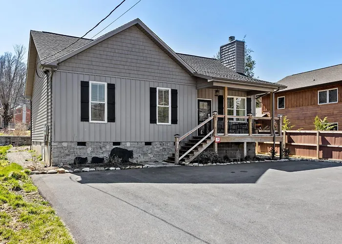 Bear Pass Is A 3 Bed 2 Bath Craftsman Style Home Located Within Walking Distance To Dt Gatlinburg