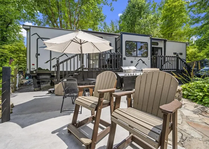 Creekside Glamping Resort- Pool, Fishing Pond, Mini Golf, Game Room, Pet Friendly