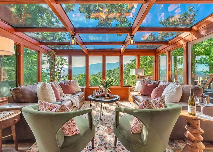 Family Chalet With Sauna, Hottub, Heavenly Views! Mins To Downtown!
