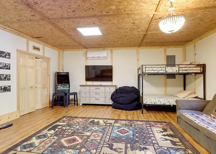 Gatlinburg Group Getaway With Hot Tub And Porch!