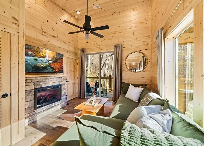 Treehouse Cabin With Xlarge Outside Living Space!