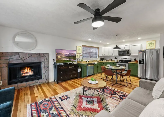 Cozy Cabin In The Woods - Hot Tub & Game Room