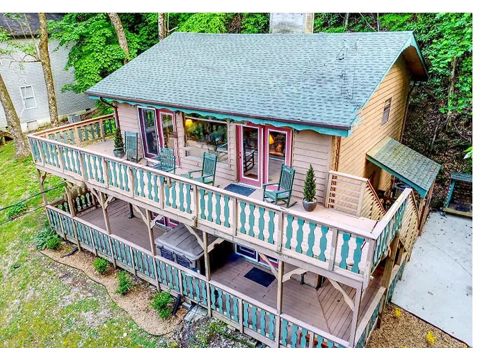 Mountain Chalet With Hot Tub !