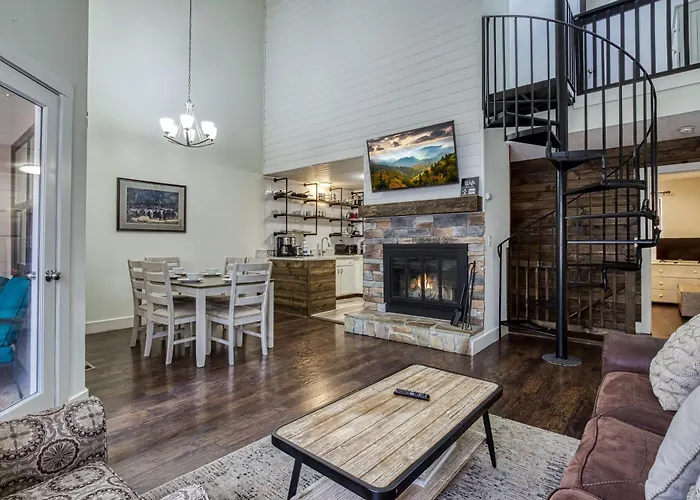 Gatlinburg Mountain Townhome With Pool Access!