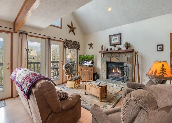 Mountain Charm- Three-Bedroom Cabin