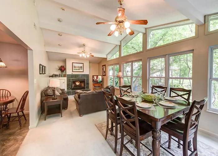 River Cottage, 3 Bedrooms, Sleeps 8, Downtown, Pets, Hot Tub, Jacuzzi