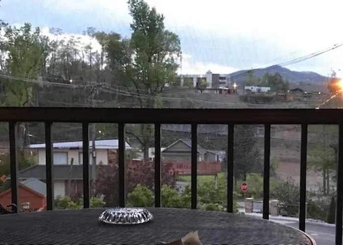 Spacious Downtown Condo Walking Distance To Downtown Gatlinburg Sleeps 6 Guests