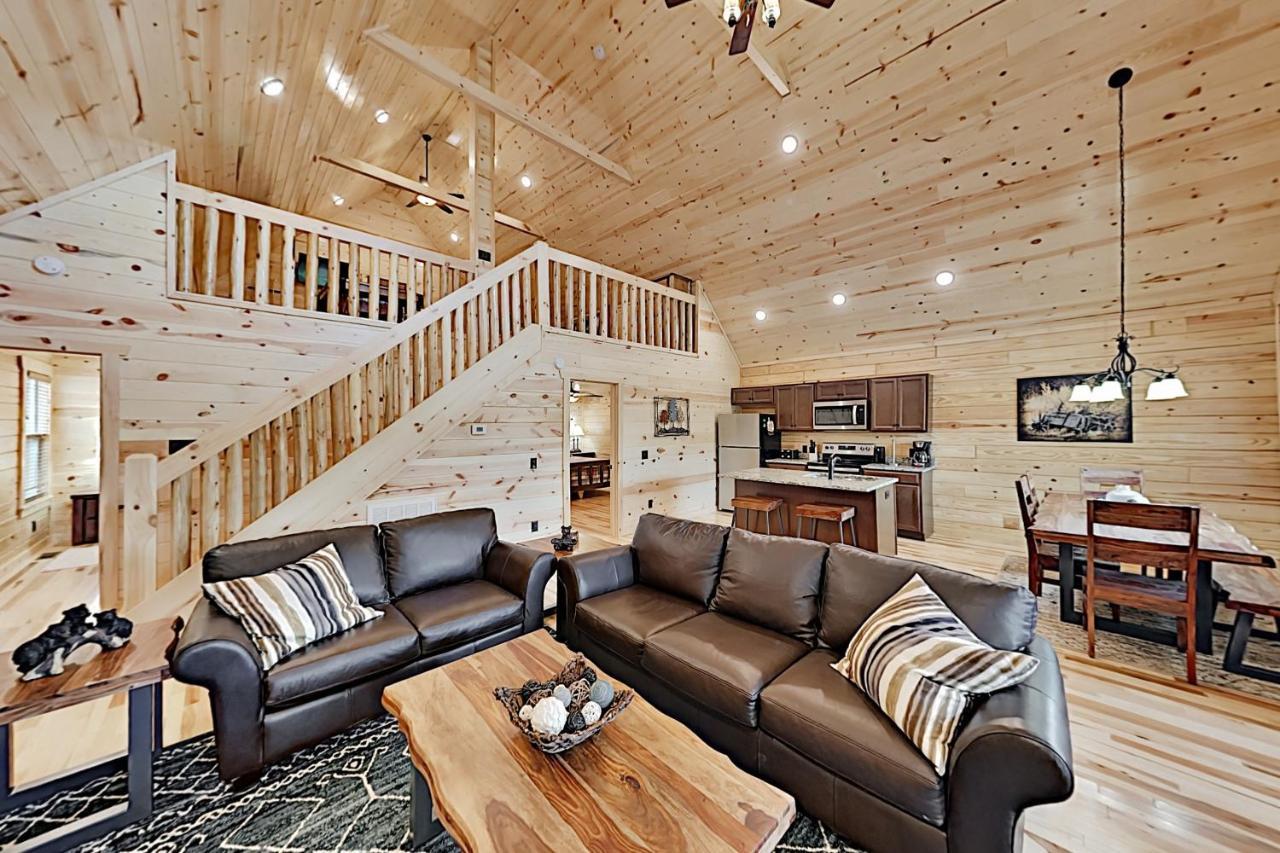 Appalachian Starr: New Cabin W/ Pools & Hot Tub Cabin Holiday home Gatlinburg