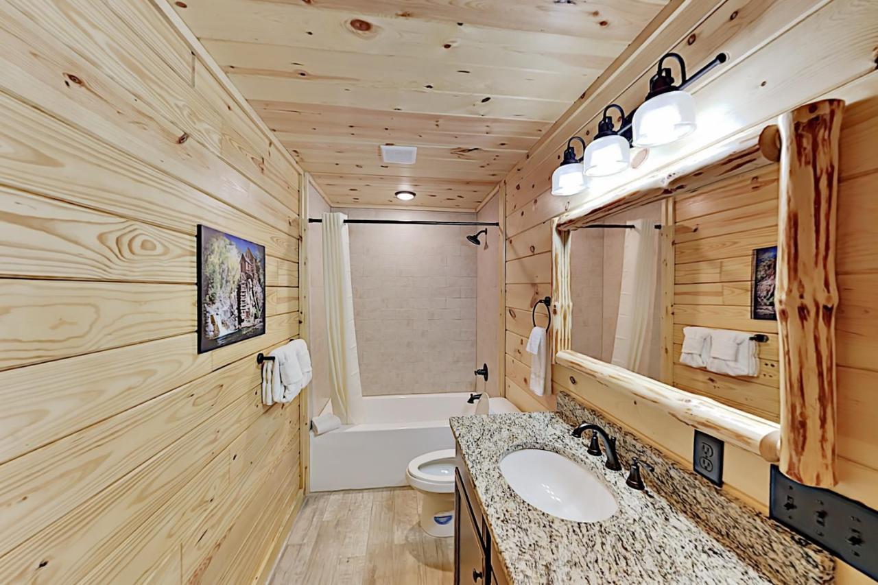 Appalachian Starr: New Cabin W/ Pools & Hot Tub Cabin