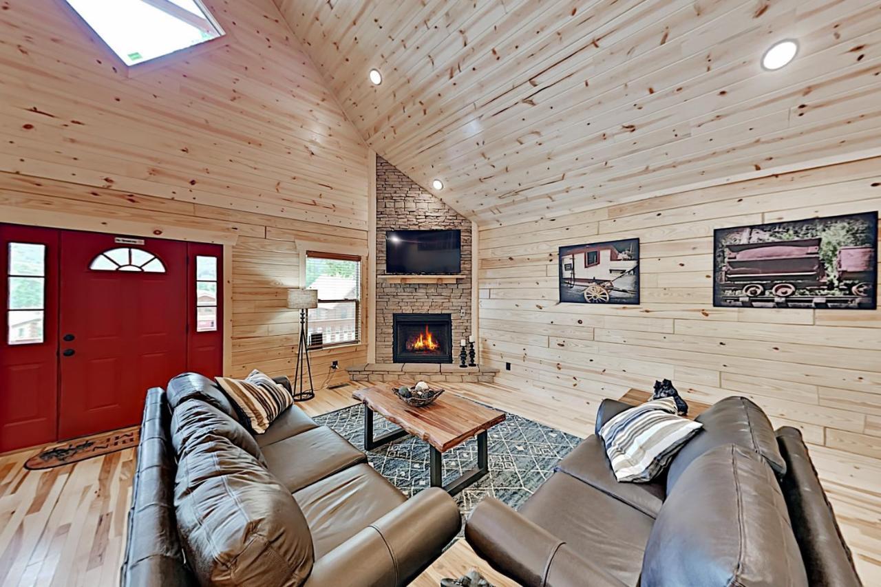 Appalachian Starr: New Cabin W/ Pools & Hot Tub Cabin