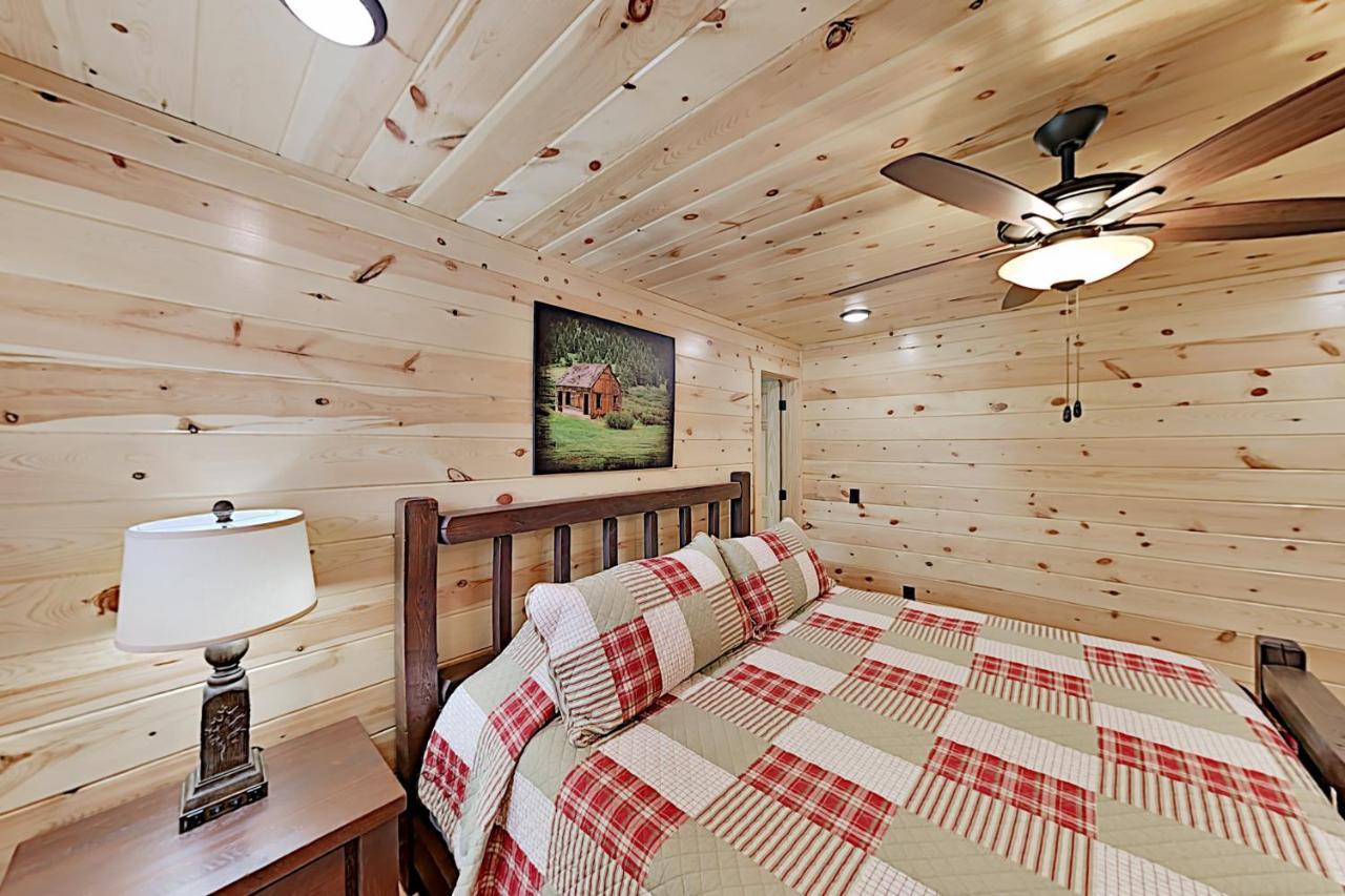 Appalachian Starr: New Cabin W/ Pools & Hot Tub Cabin Holiday home Gatlinburg
