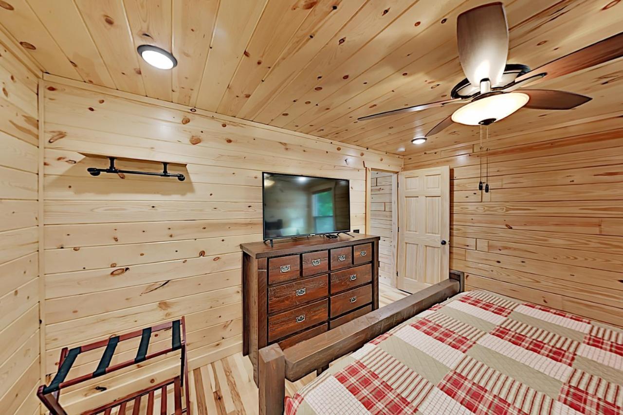 Appalachian Starr: New Cabin W/ Pools & Hot Tub Cabin