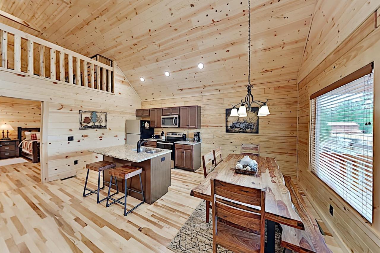 Appalachian Starr: New Cabin W/ Pools & Hot Tub Cabin Holiday home Gatlinburg