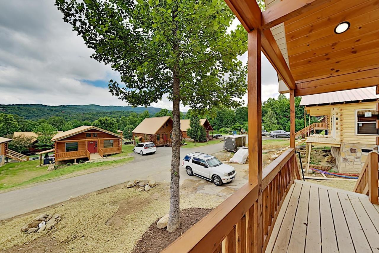 Appalachian Starr: New Cabin W/ Pools & Hot Tub Cabin