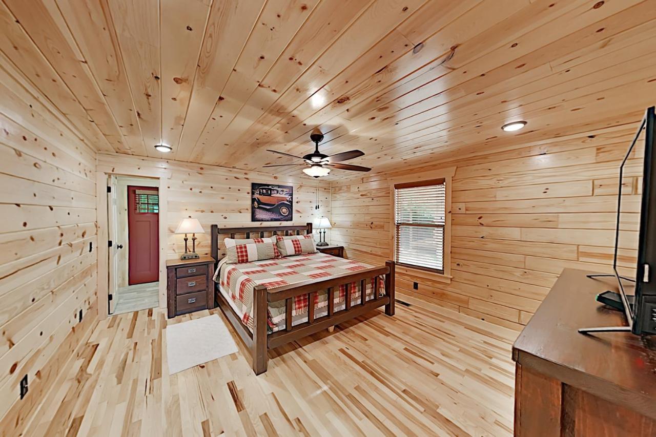 Holiday home Appalachian Starr: New Cabin W/ Pools & Hot Tub Cabin