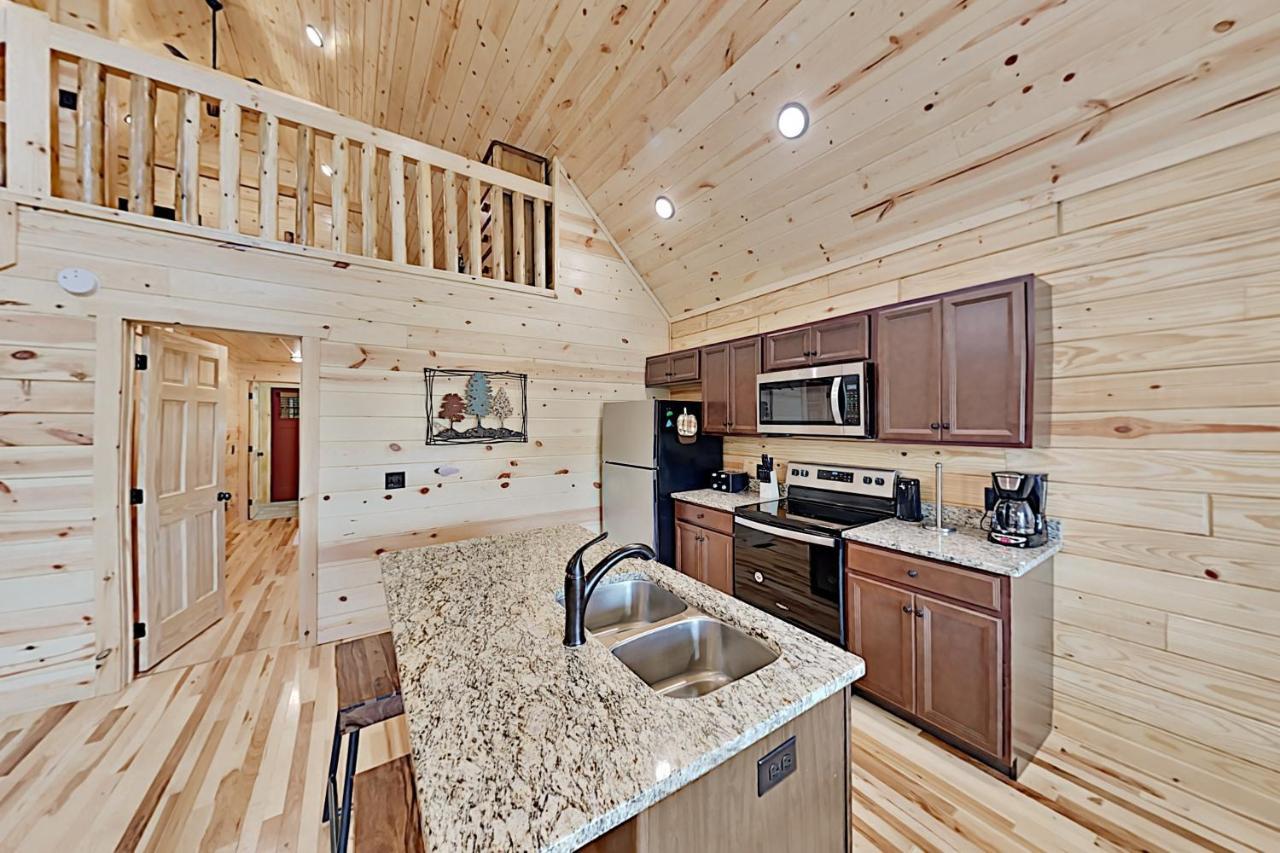 Appalachian Starr: New Cabin W/ Pools & Hot Tub Cabin *