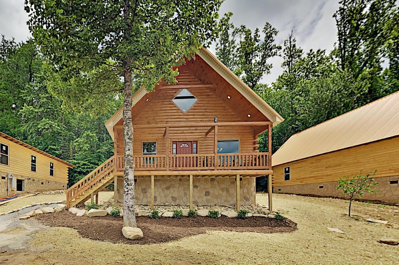 Appalachian Starr: New Cabin W/ Pools & Hot Tub Cabin *