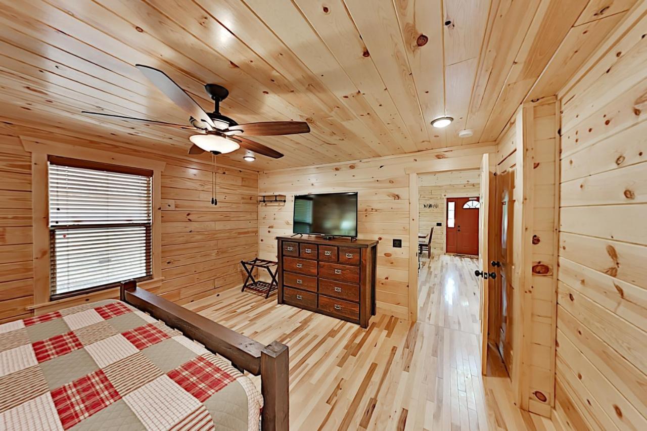 Appalachian Starr: New Cabin W/ Pools & Hot Tub Cabin *