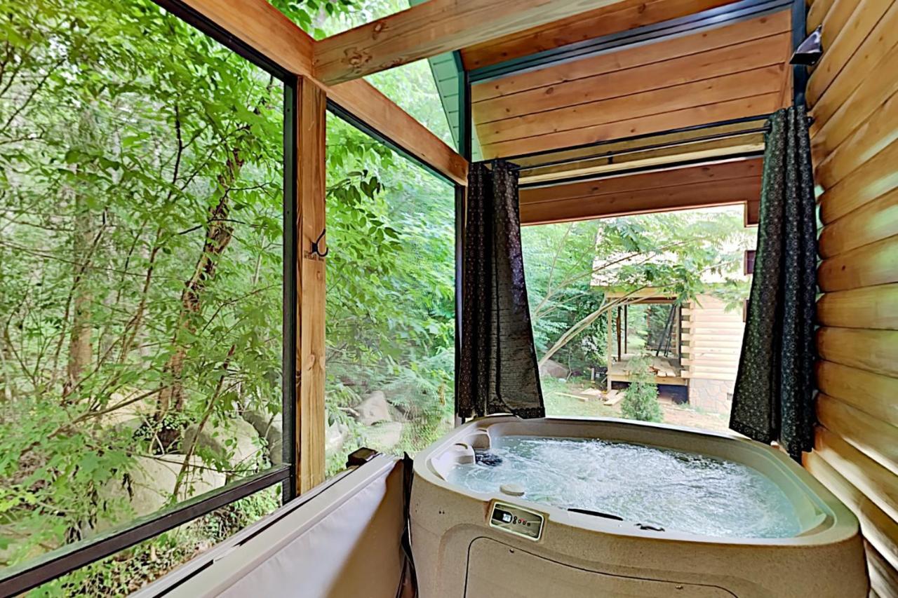 Appalachian Starr: New Cabin W/ Pools & Hot Tub Cabin Holiday home