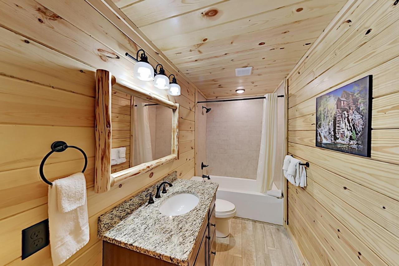 Appalachian Starr: New Cabin W/ Pools & Hot Tub Cabin Holiday home