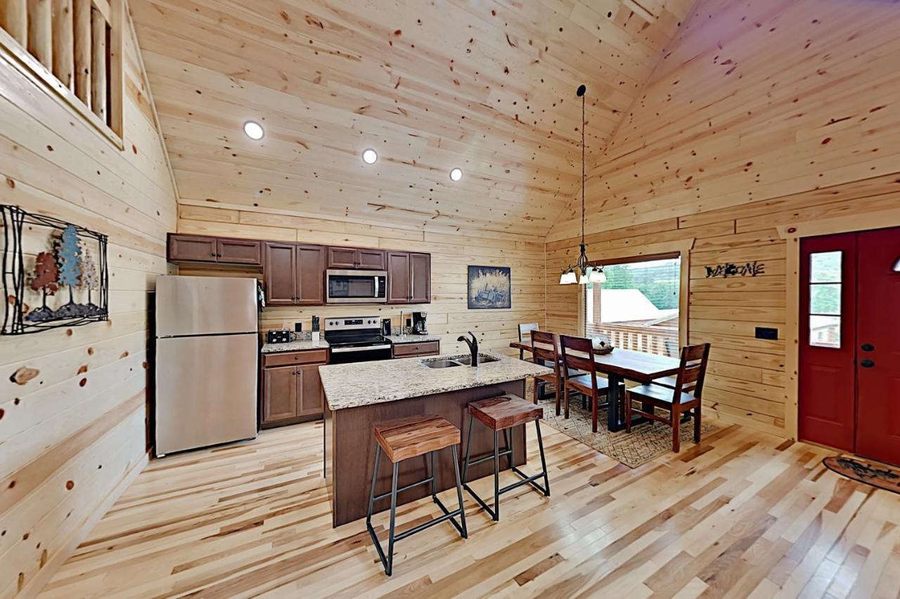 Appalachian Starr: New Cabin W/ Pools & Hot Tub Cabin * Gatlinburg