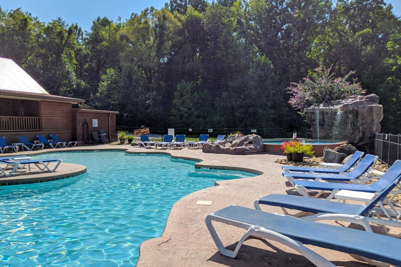 Appalachian Starr: New Cabin W/ Pools & Hot Tub Cabin Gatlinburg