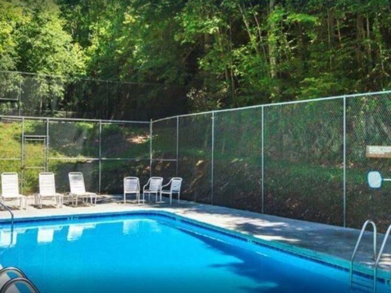 Mountain Charm- Three-bedroom Gatlinburg