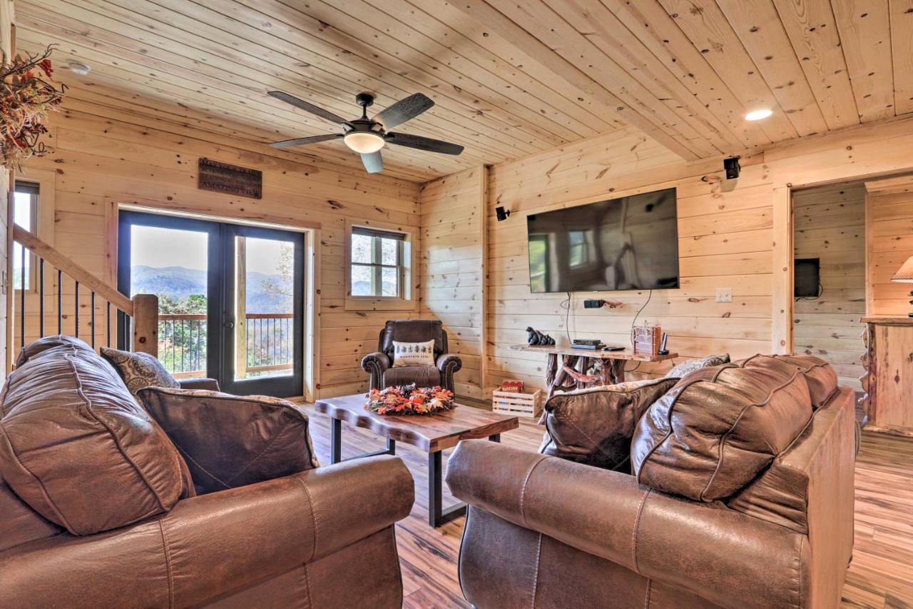 Spacious Mountain Retreat With Hot Tub And Views! Gatlinburg