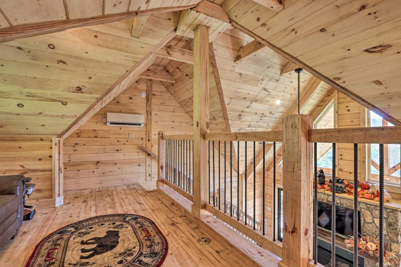 Holiday home Spacious Mountain Retreat With Hot Tub And Views!
