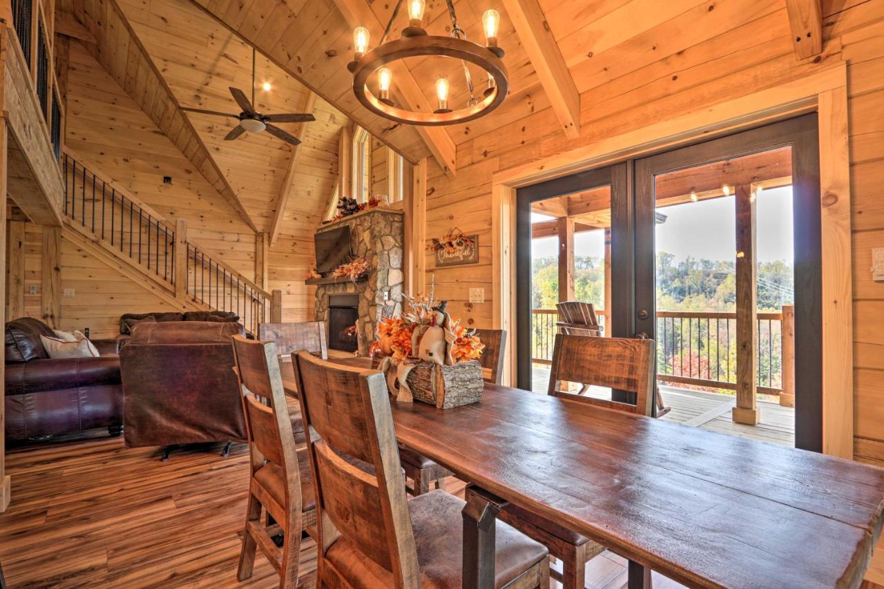 Spacious Mountain Retreat With Hot Tub And Views! Holiday home Gatlinburg
