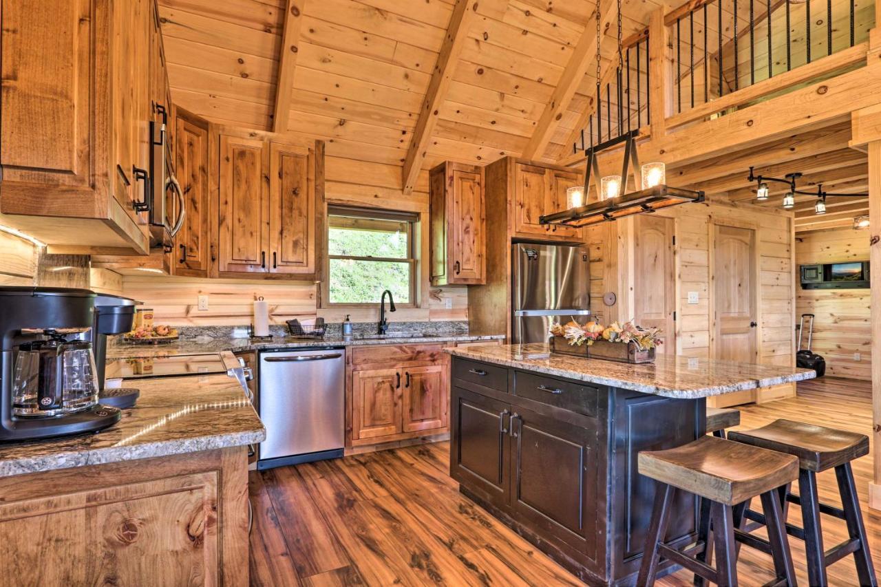 Holiday home Spacious Mountain Retreat With Hot Tub And Views! Gatlinburg