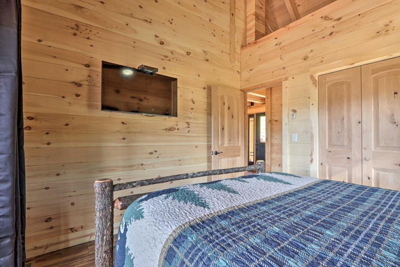 Holiday home Spacious Mountain Retreat With Hot Tub And Views!